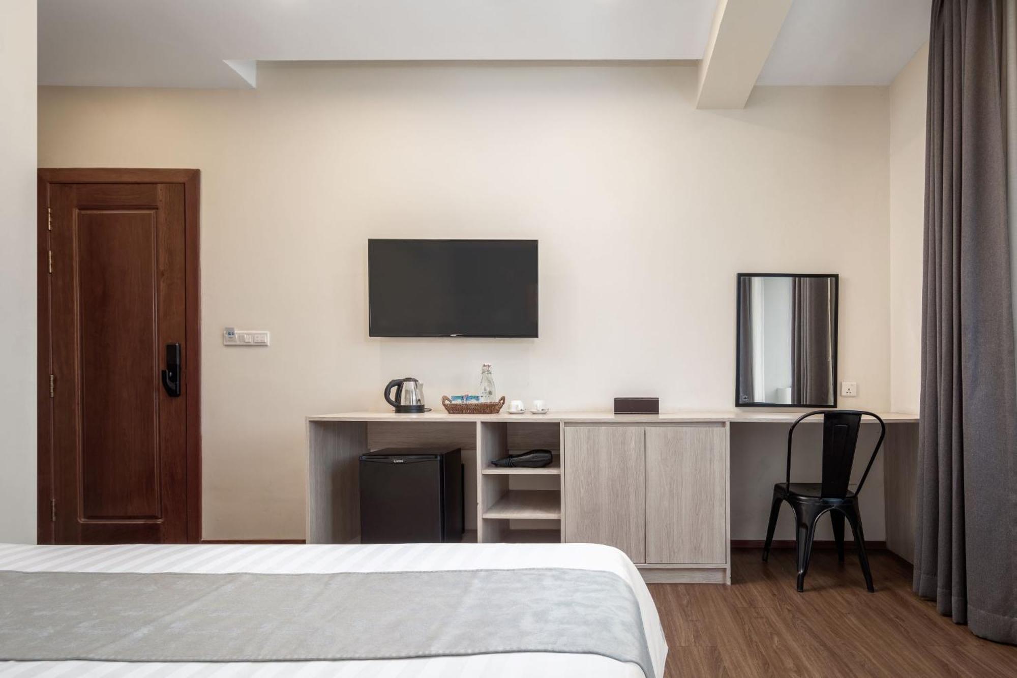 Joli Hotel Phnom-Penh Buitenkant foto